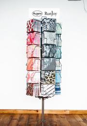 彩色印刷纸巾展示盒展架规格：52.5*52.5*178.5cm