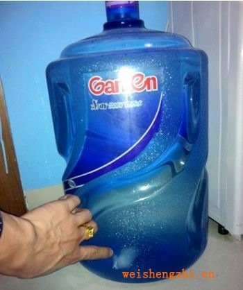 景田百岁山矿泉水未拆，封桶内惊现&ldquo;卫生纸&rdquo;