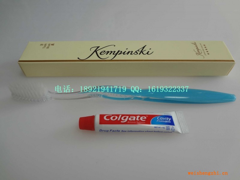 双色树叶牙刷3g高露洁牙膏