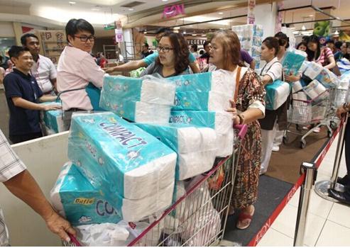 马来西亚卫生纸畅销 民众为避消费税抢购日用品