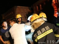 造纸机卡住工人手掌 湖北宜昌市猇亭中队成功救援