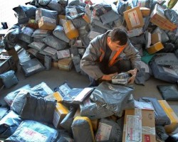 快递爆仓快递垃圾何去何从? 引出快递业“绿色包装”深层问题