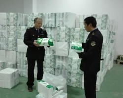 广东省凤凰山市场监管所查扣大批涉嫌假冒“清风”卫生纸