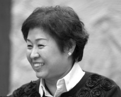 一张纸涨几分钱，昔日女首富归来