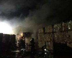 一造纸厂突发大火