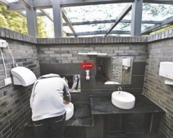 震惊！！！成都人民公园公厕一天蒸发１５００卷卫生纸！！！