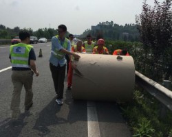 货车将卷筒纸锭掉在高速路上，置之不理反被罚