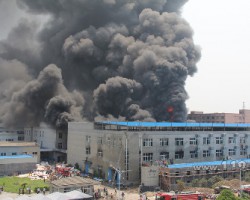 广东又一印刷厂起火，一夜之间付之一炬！！！