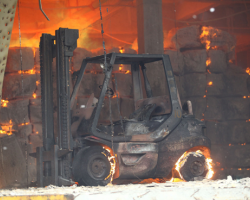 台湾广源纸厂深夜大火 200坪厂房烧毁