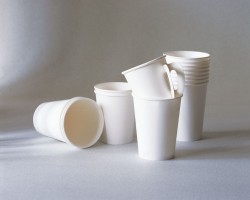 一次性纸杯安全性有争议 好别装热水