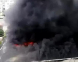 福建一纸箱厂突发火灾，火势凶猛！