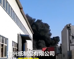 河北保定一包装厂发生爆燃事故，现场黑烟滚滚，4人死亡