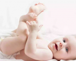 新打开的纸尿裤有味道，这正常吗？