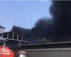 柬埔寨金边一造纸厂失火被烧毁殆尽