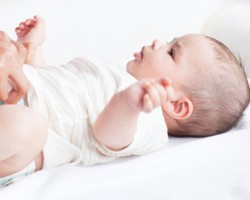 宝宝到年龄要停止使用纸尿裤！