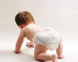 给宝宝换纸尿裤有讲究 新手爸妈谨记避免3错误